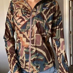 Camo Patagonia windbreaker tagged size Medium